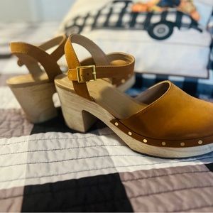 6.5 M Loft Nubuck Leather Clogs Like New